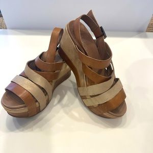 ANTELOPE GORGEOUS TAN/GOLD METALLIC WEDGE